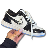 Air Jordan 1 Low Preto Branco Vinil com Sola Azul
