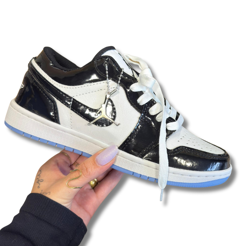 Air Jordan 1 Low Preto Branco Vinil com Sola Azul