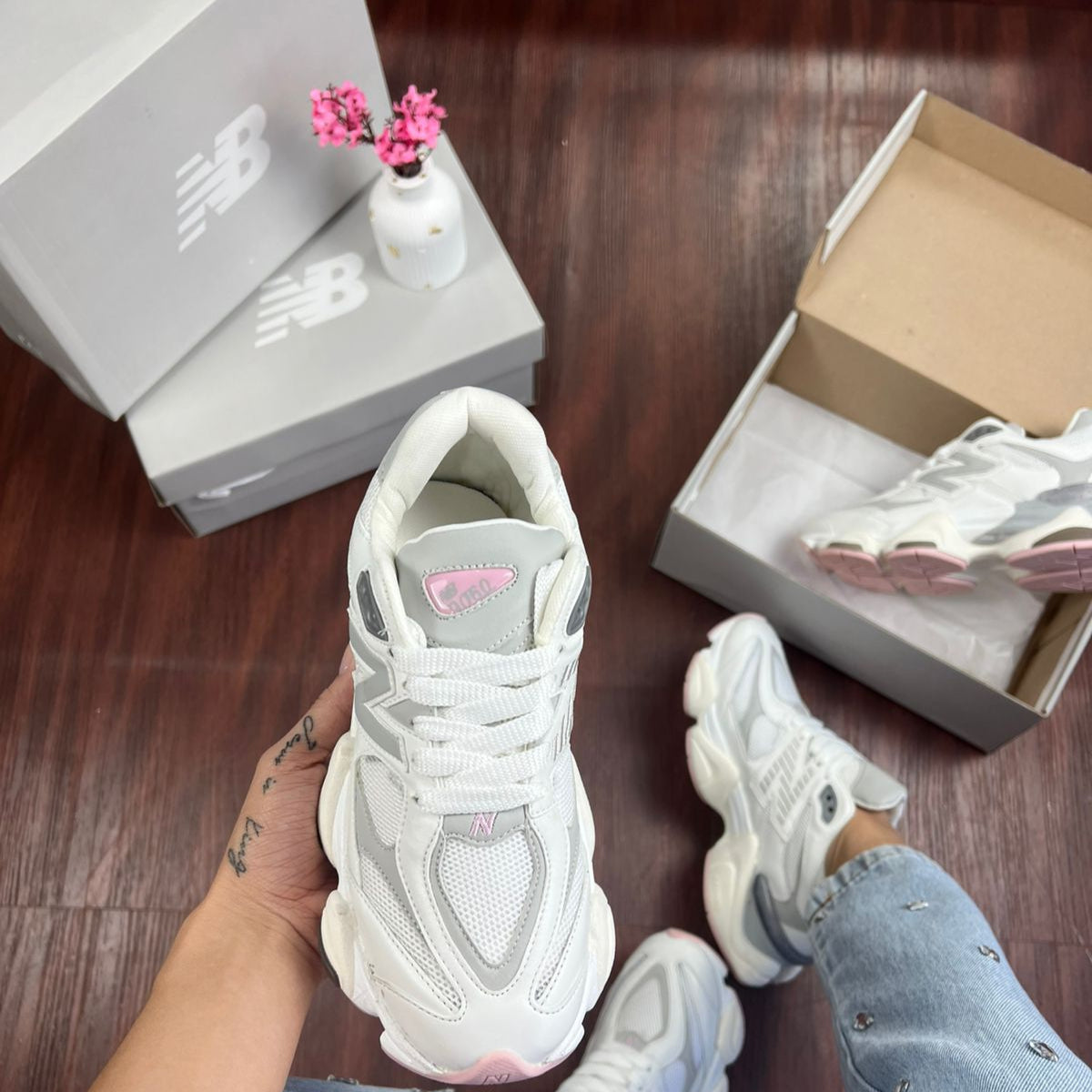 New Balance 9060 Branco Cinza e Rosa
