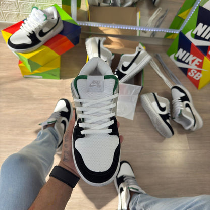 Nike SB Dunk Low Pro cor branco cinza e preto