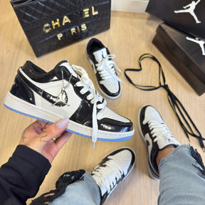 Air Jordan 1 Low Preto Branco Vinil com Sola Azul