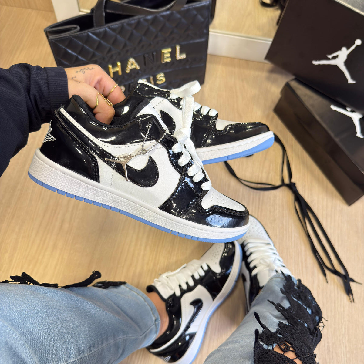 Air Jordan 1 Low Preto Branco Vinil com Sola Azul