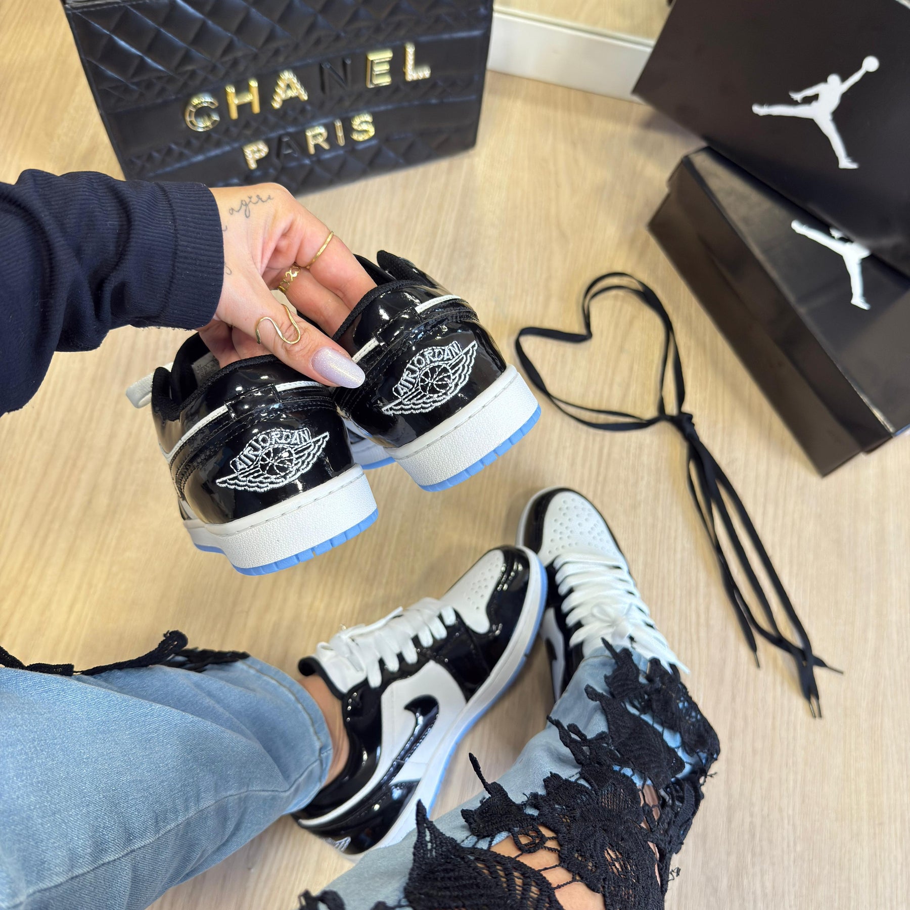 Air Jordan 1 Low Preto Branco Vinil com Sola Azul