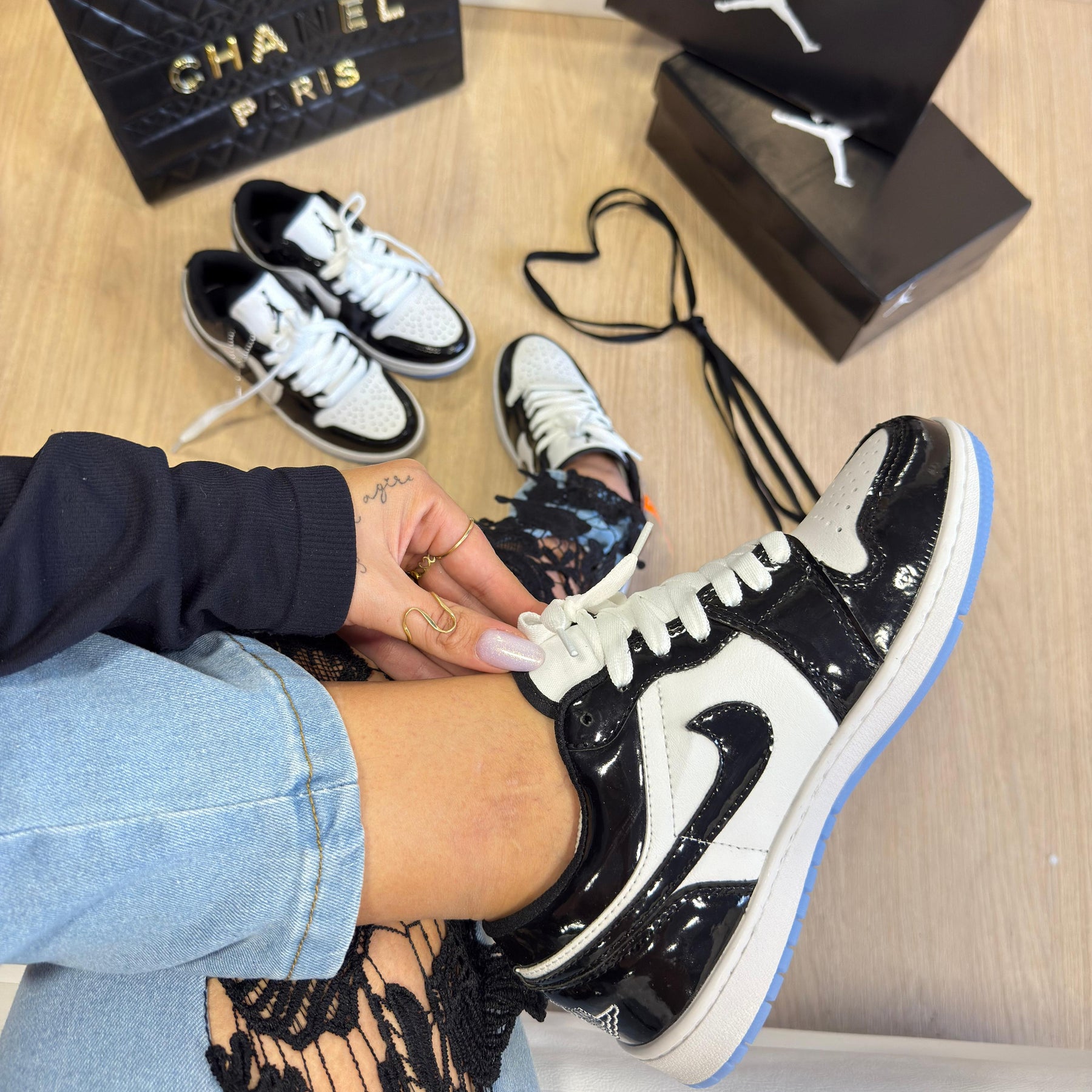 Air Jordan 1 Low Preto Branco Vinil com Sola Azul