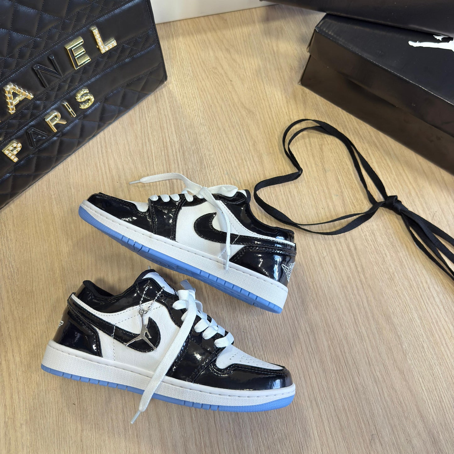 Air Jordan 1 Low Preto Branco Vinil com Sola Azul