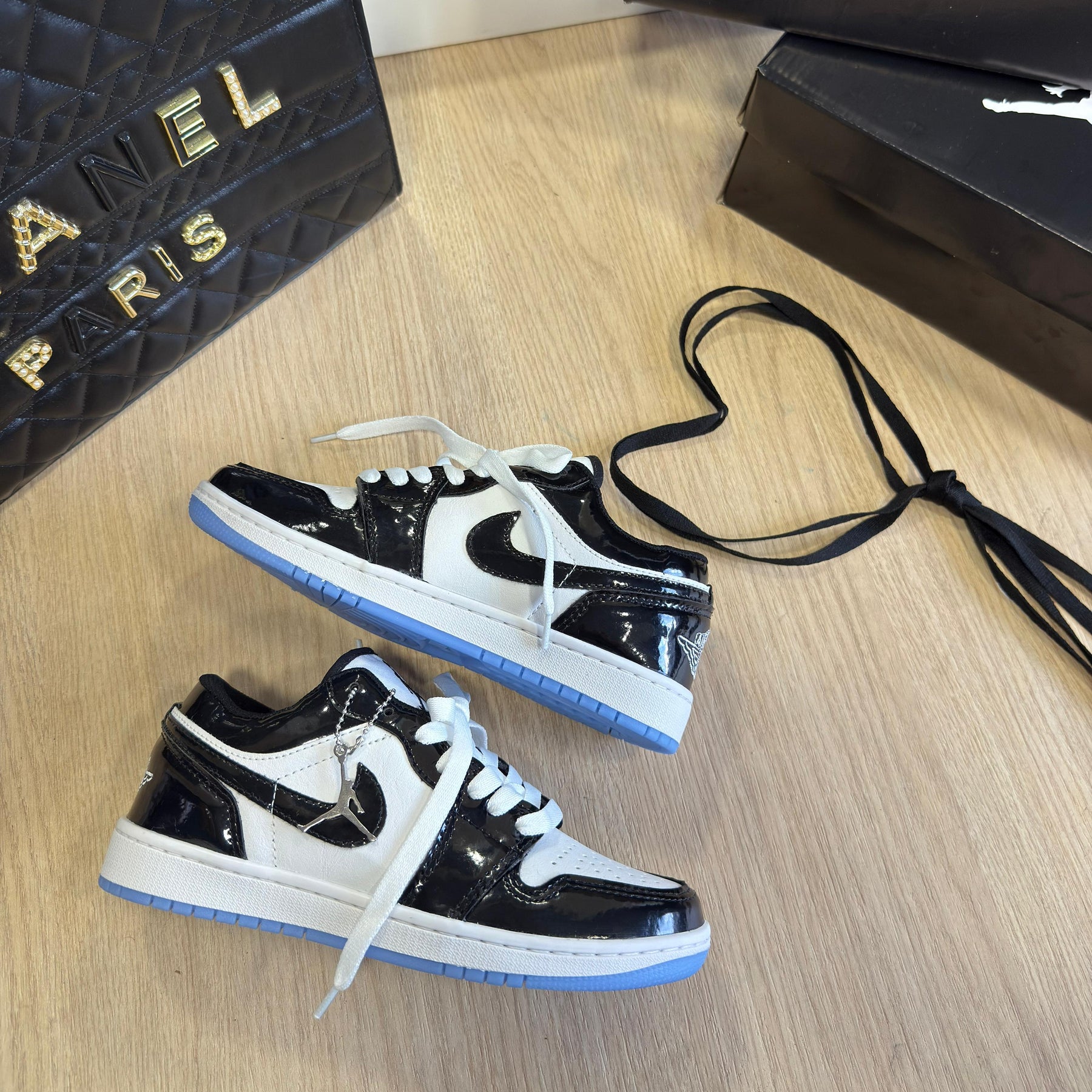 Air Jordan 1 Low Preto Branco Vinil com Sola Azul