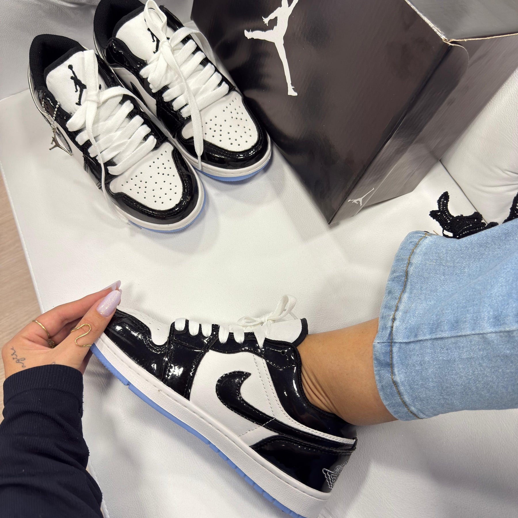Air Jordan 1 Low Preto Branco Vinil com Sola Azul