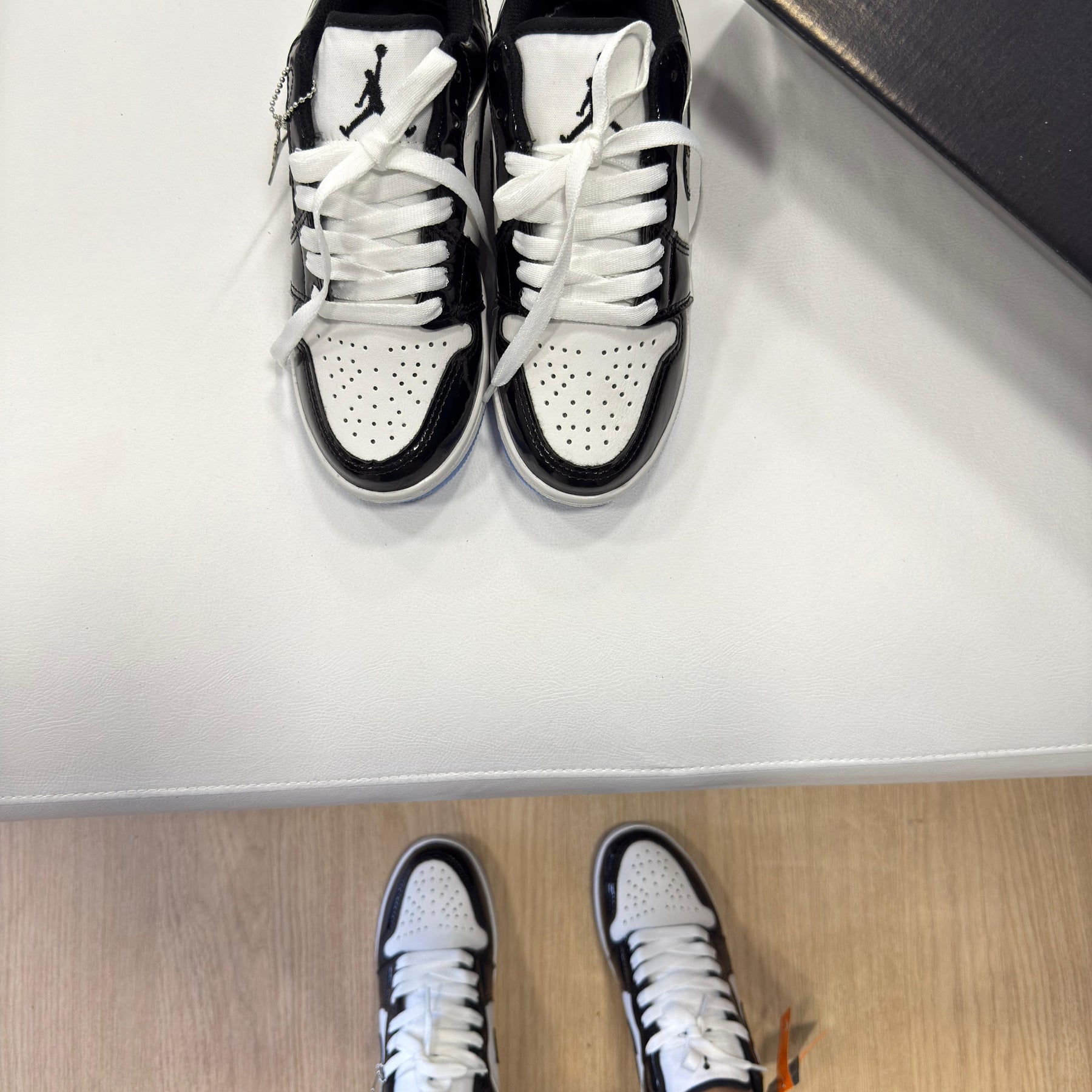 Air Jordan 1 Low Preto Branco Vinil com Sola Azul