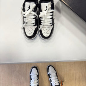 Air Jordan 1 Low Preto Branco Vinil com Sola Azul