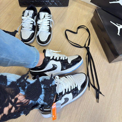 Air Jordan 1 Low Preto Branco Vinil com Sola Azul