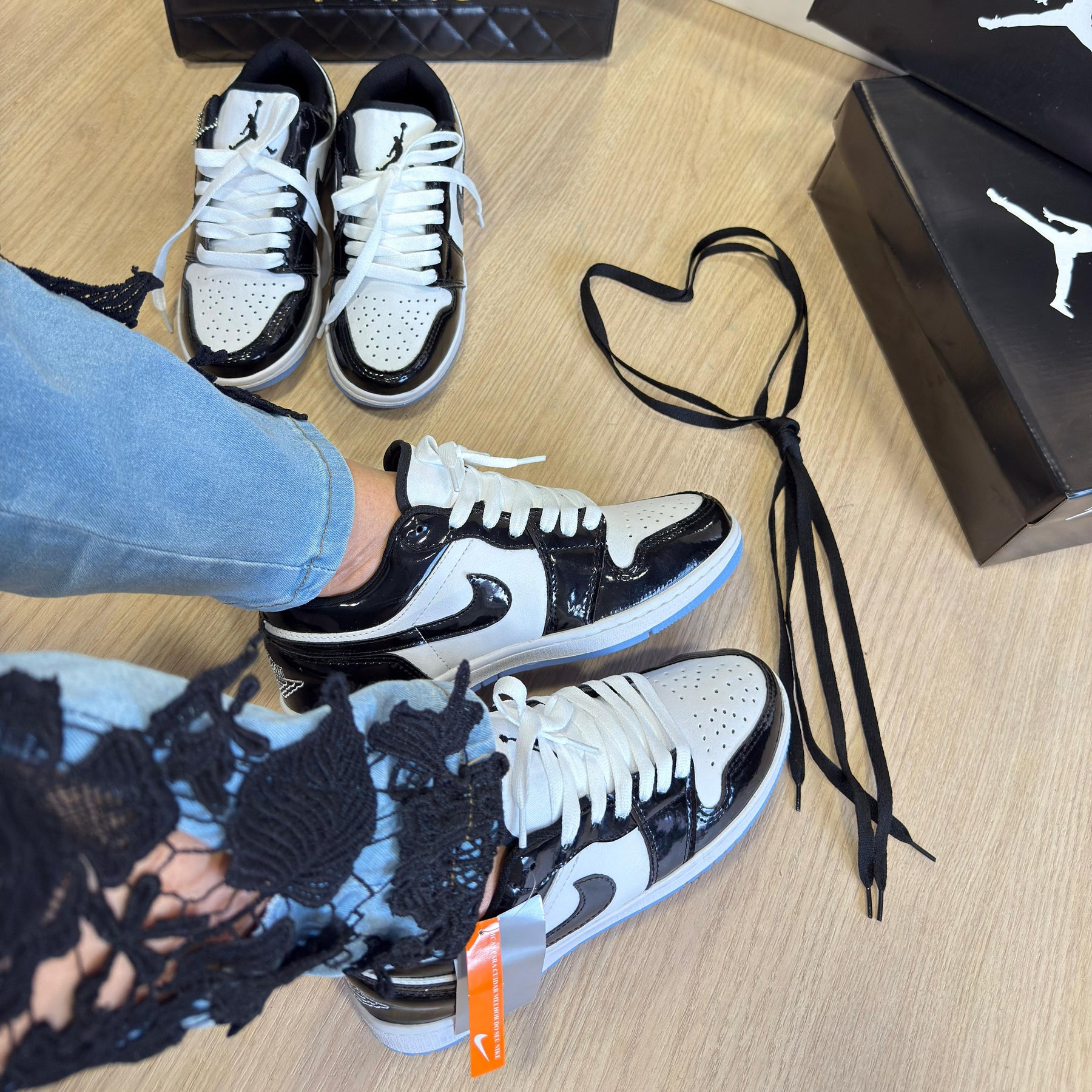 Air Jordan 1 Low Preto Branco Vinil com Sola Azul